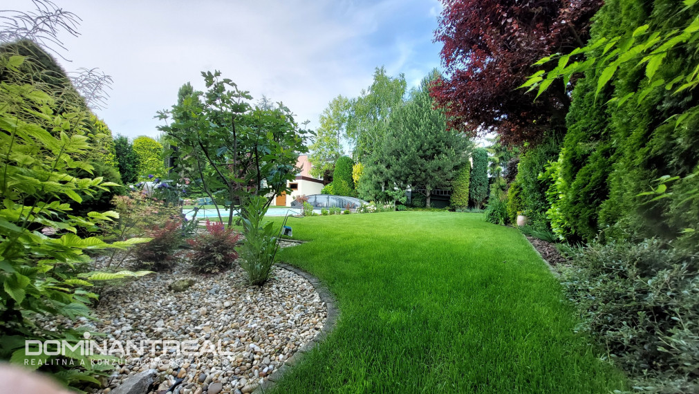 REZERVOVANÉ !!! Luxusný dom s garážou, bazénom, fotovoltaikou a solár. p.