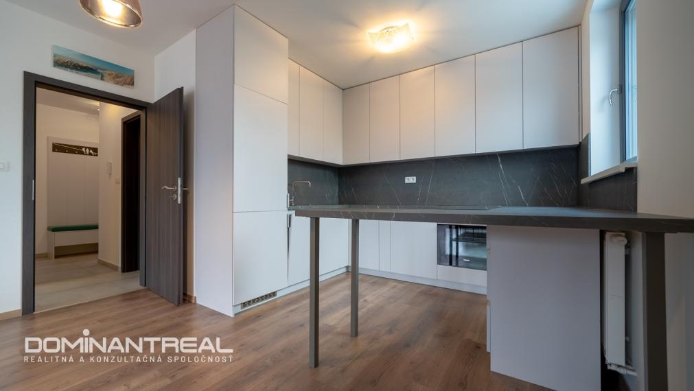 REZERVOVANÉ !!!!2-izb. byt - Cena vrátane garážového park. miesta, zariadenia, balkónu a pivnice