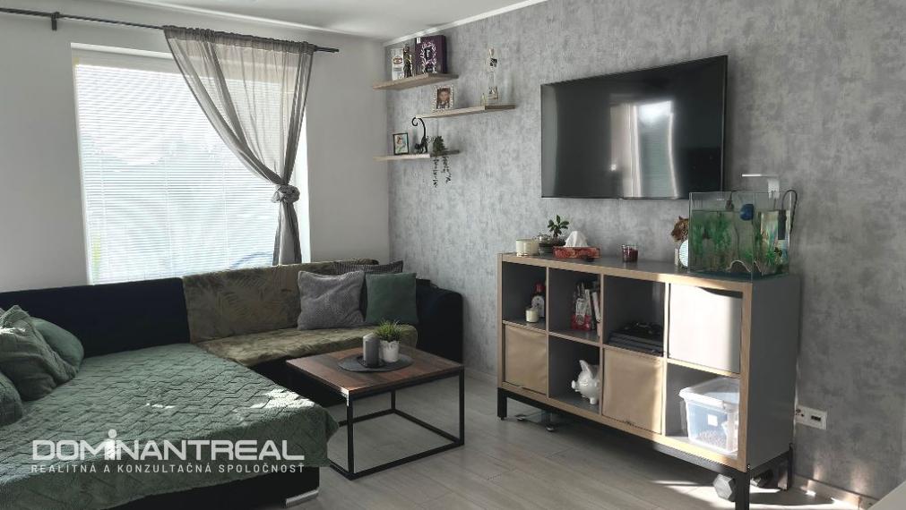 PREDANÉ !!!  pekný 2.izb byt 44,28m2 so záhradkou 77m2  a parkovacím státím