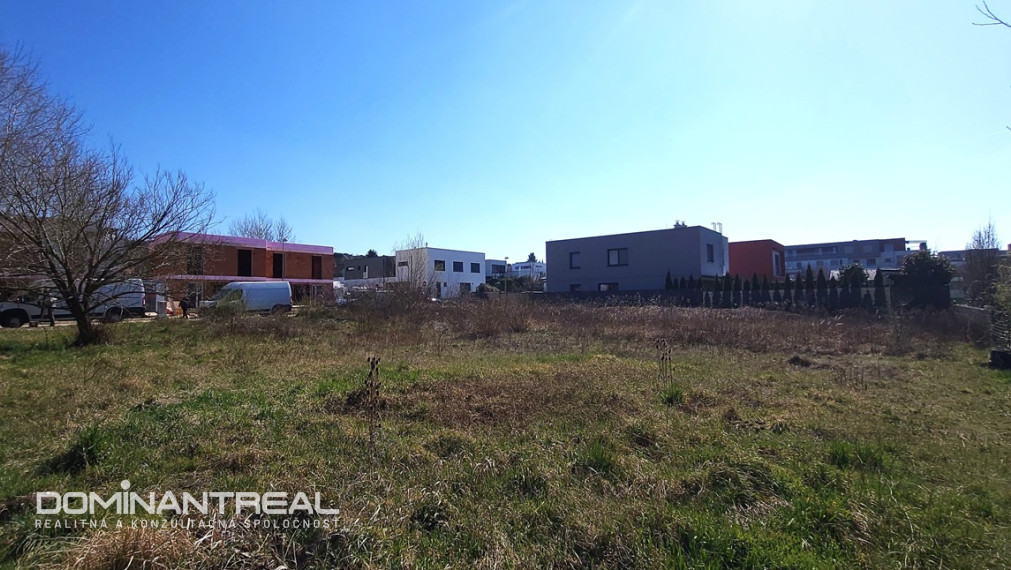 REZERVOVANÝ !!! Pozemok so stavebným povolením 645m2 Antona Floreka