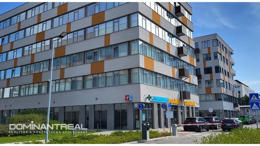 PREDANÉ! Obchodný priestor 105m2 + 3 x PM na -1PP v OBC