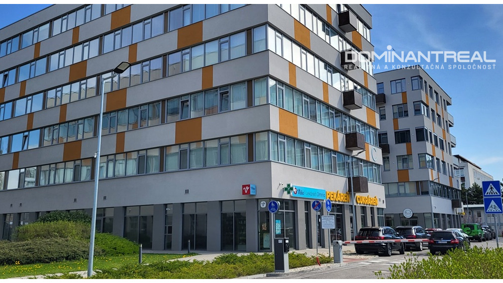 PREDANÉ! Obchodný priestor 105m2 + 3 x PM na -1PP v OBC