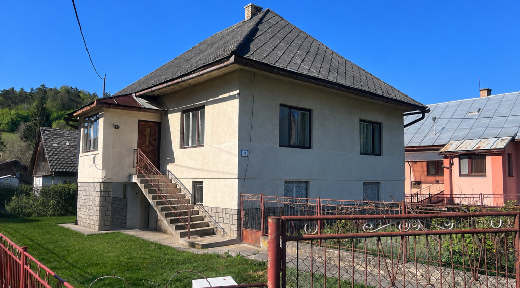 PREDAJ! Rodinný dom na veľkom pozemku v obci Ortuťová