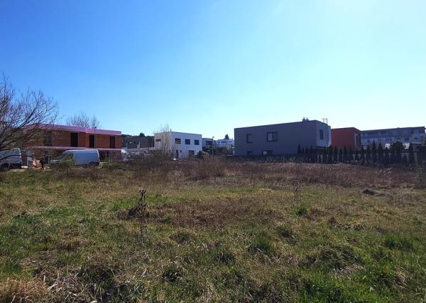 REZERVOVANÝ !!! Pozemok so stavebným povolením 645m2 Antona Floreka