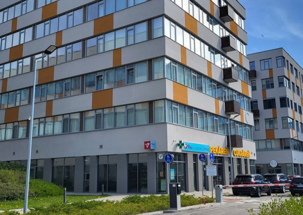 PREDANÉ! Obchodný priestor 105m2 + 3 x PM na -1PP v OBC