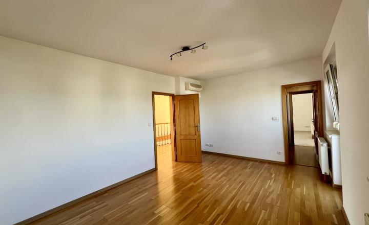 Priestranný mezonet s veľkou terasou a garážou • Ružinov - fotografia 13