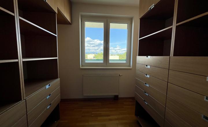 Priestranný mezonet s veľkou terasou a garážou • Ružinov - fotografia 16