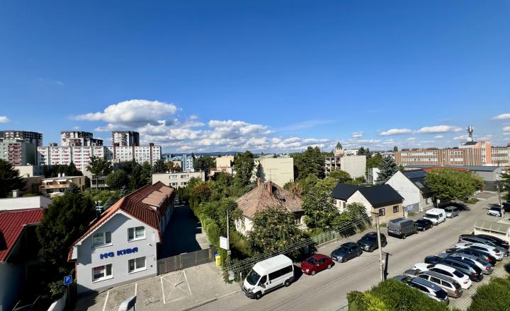 Priestranný mezonet s veľkou terasou a garážou • Ružinov - fotografia 23